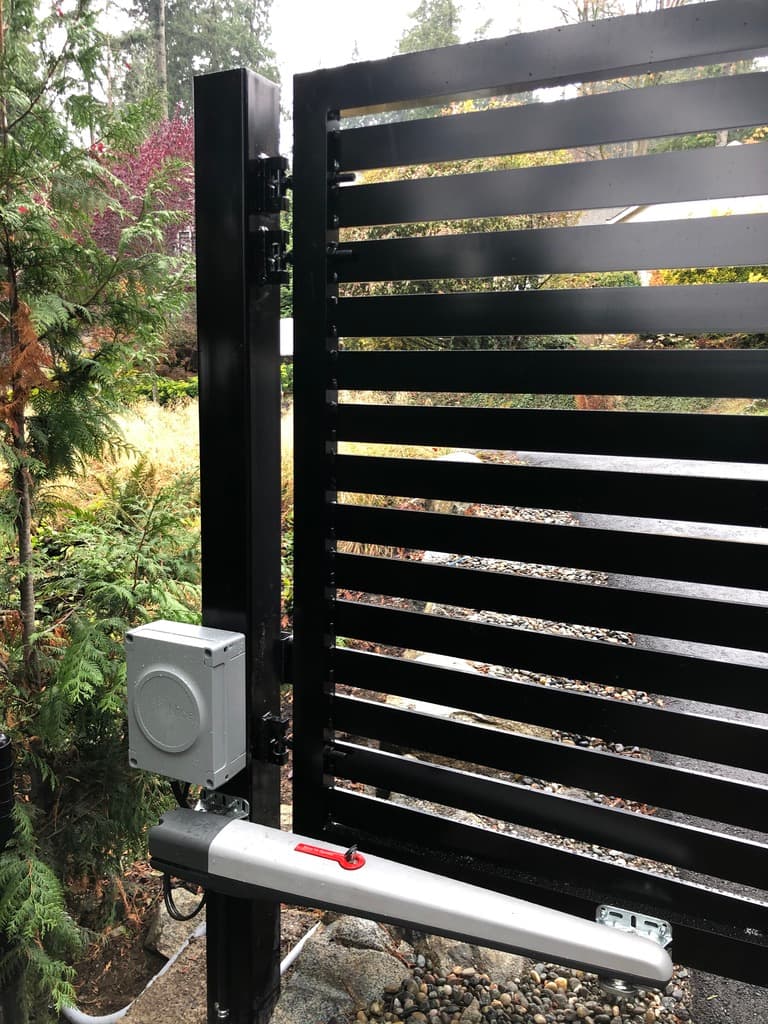 Detalle de un operador en un portón de lamas horizontales
